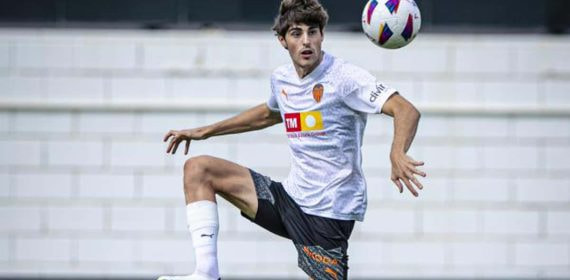 Javi Guerra controla el balón.