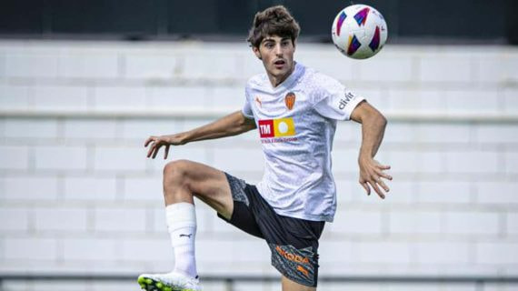 Javi Guerra controla el balón.