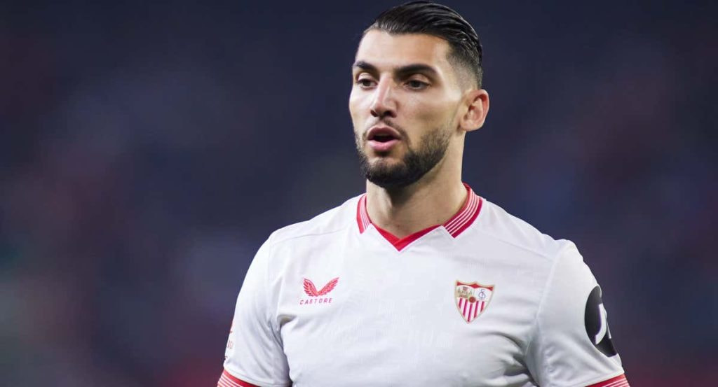 Rafa Mir jugando con el Sevilla.