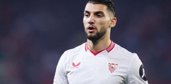 Rafa Mir jugando con el Sevilla.