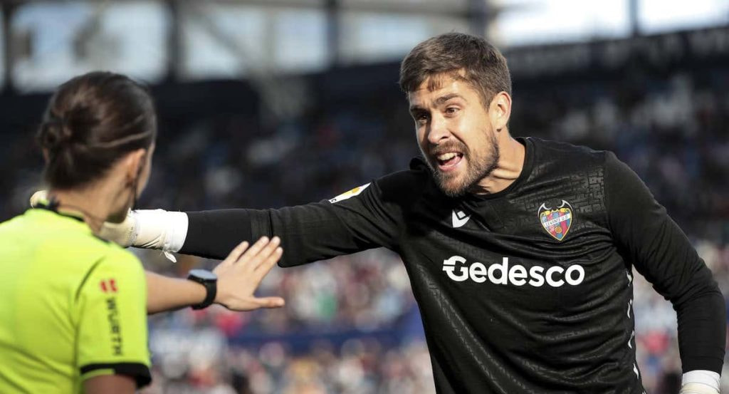 El portero Aitor Fernández en un lance del juego con la colegiada durante la temporada 21/22.