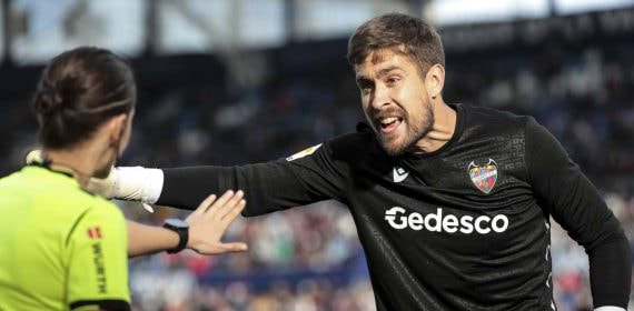 El portero Aitor Fernández en un lance del juego con la colegiada durante la temporada 21/22.
