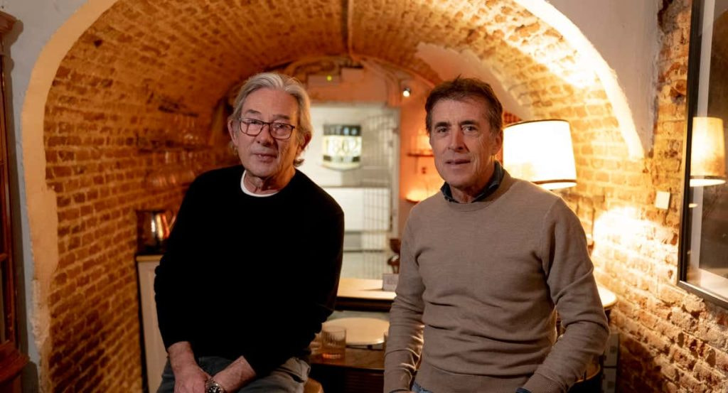 Enric González posa junto a Perico Delgado.