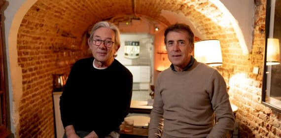 Enric González posa junto a Perico Delgado.