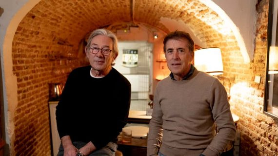 Enric González posa junto a Perico Delgado.