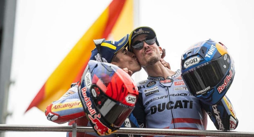 Los hermanos Márquez en el parque cerrado de Sachsenring.