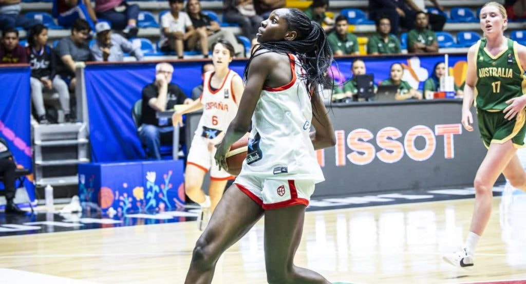 Sara Okeke se dispone a anotar ante Australia.