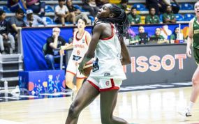 Sara Okeke se dispone a anotar ante Australia.