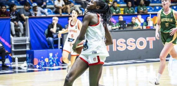 Sara Okeke se dispone a anotar ante Australia.