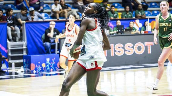 Sara Okeke se dispone a anotar ante Australia.