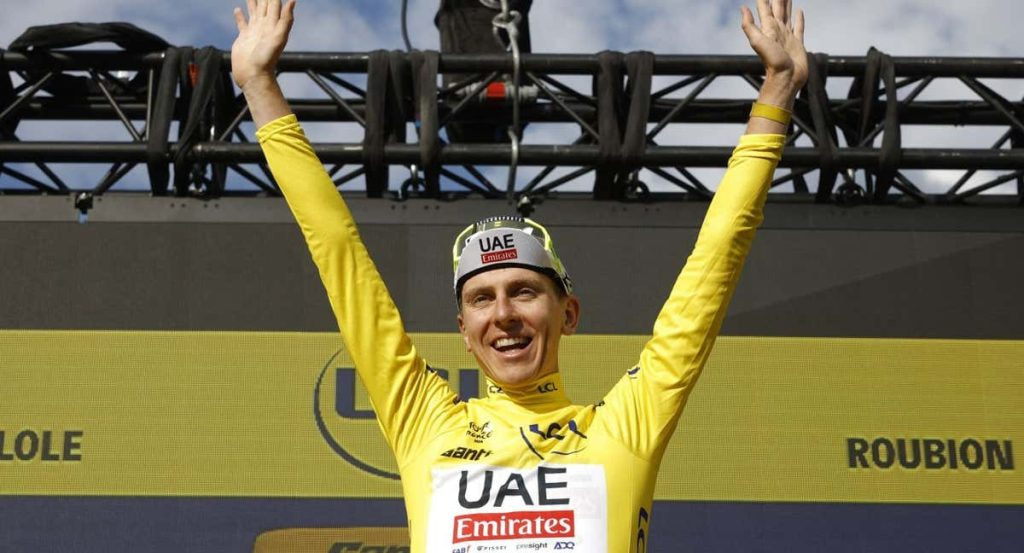 Tadej Pogacar, en el podio de la penúltima etapa del Tour de Francia.