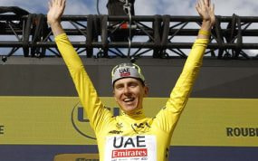 Tadej Pogacar, en el podio de la penúltima etapa del Tour de Francia.