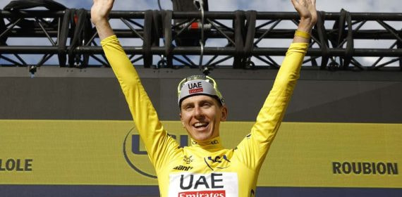 Tadej Pogacar, en el podio de la penúltima etapa del Tour de Francia.