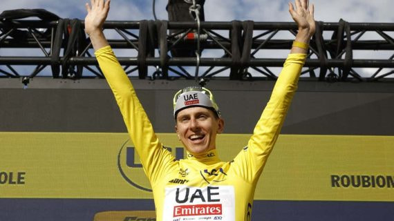 Tadej Pogacar, en el podio de la penúltima etapa del Tour de Francia.