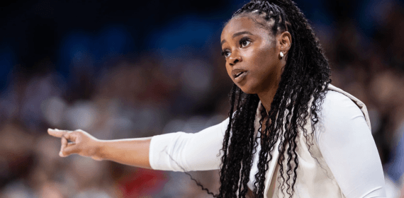 Rena Wakama manda a sus jugadoras un sistema de juego en el debut.