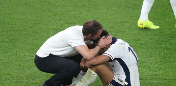 Inglaterra se rinde a España entre una «farsa», con Kane en la diana y Southgate sin hablar del futuro