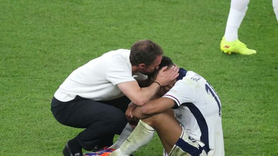Inglaterra se rinde a España entre una «farsa», con Kane en la diana y Southgate sin hablar del futuro