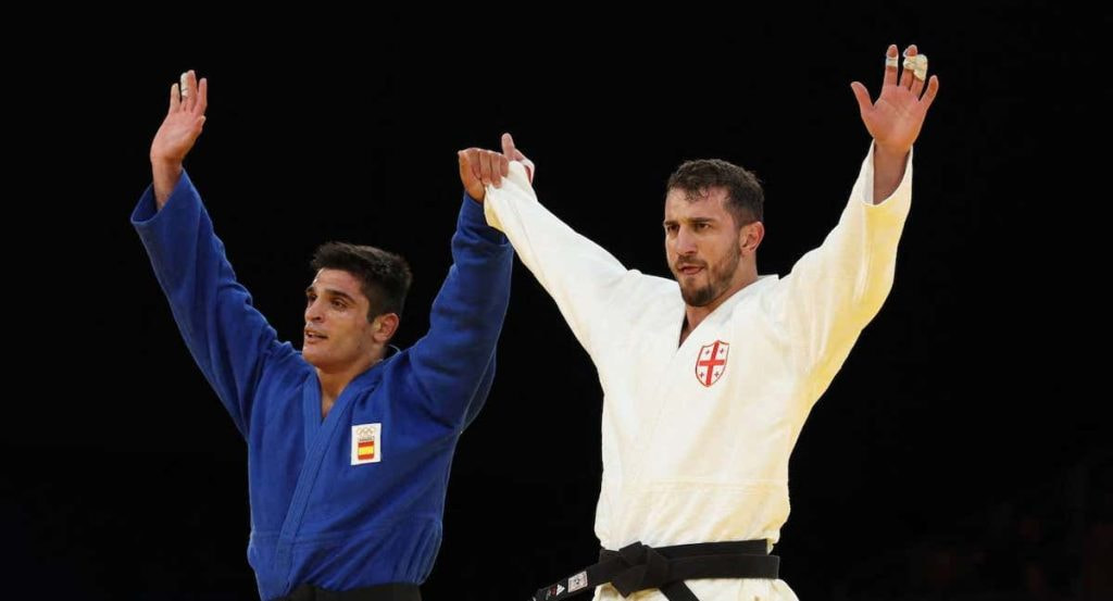 El español Tato Mosakhlishvili, a la izquierda, y el georgiano Lasha Bekauri, en las semifinales de los Juegos de París 2024.