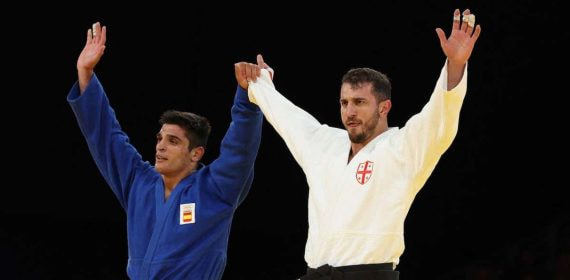 El español Tato Mosakhlishvili, a la izquierda, y el georgiano Lasha Bekauri, en las semifinales de los Juegos de París 2024.