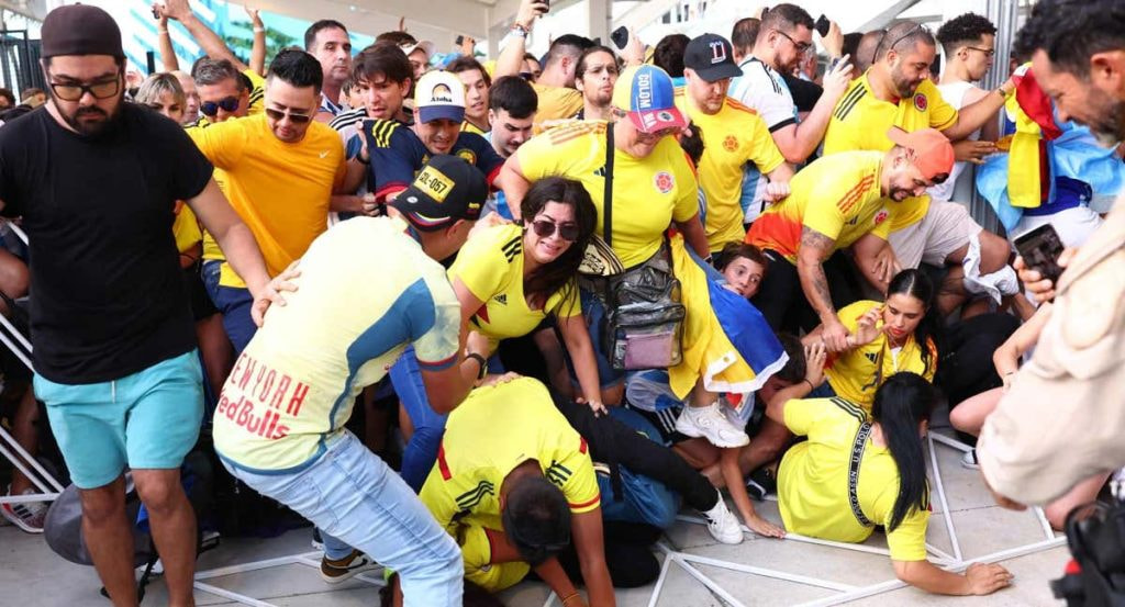 Avalancha de aficionados colombianos antes de la final de la Copa América.