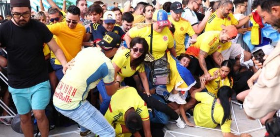Avalancha de aficionados colombianos antes de la final de la Copa América.