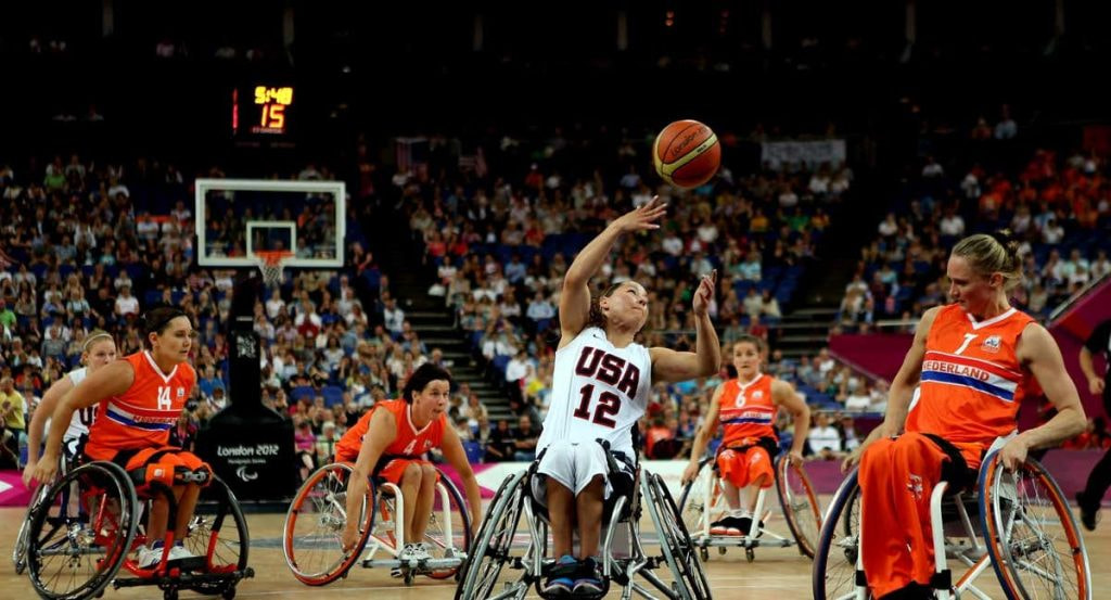 Alana Nichols lanza a canasta en Londres 2012.