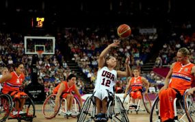 Alana Nichols lanza a canasta en Londres 2012.
