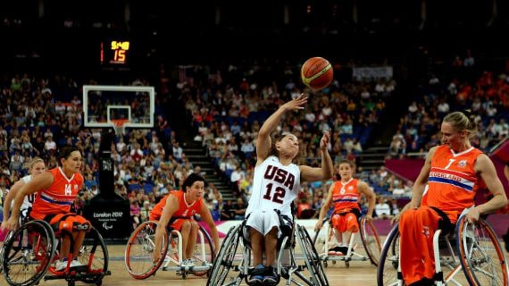 Alana Nichols lanza a canasta en Londres 2012.