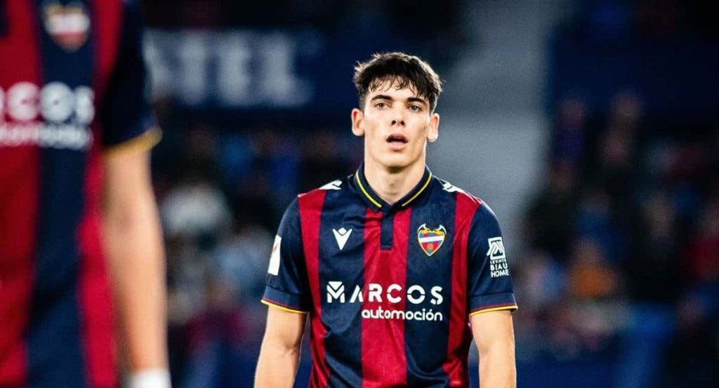 Álex Valle, jugando con el Levante en LaLiga Hypermotion.