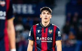 Álex Valle, jugando con el Levante en LaLiga Hypermotion.