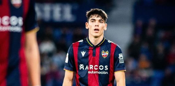 Álex Valle, jugando con el Levante en LaLiga Hypermotion.