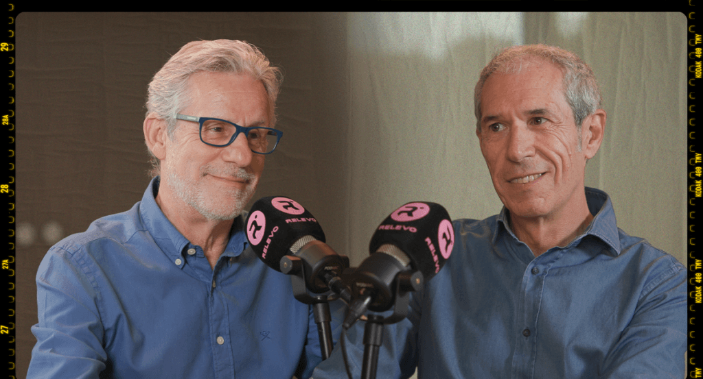 Javier Ares y Carlos de Andrés, en la redacción de Relevo.