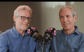 Javier Ares y Carlos de Andrés, en la redacción de Relevo.