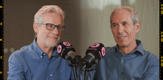 Javier Ares y Carlos de Andrés, en la redacción de Relevo.