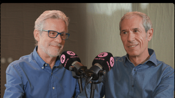 Javier Ares y Carlos de Andrés, en la redacción de Relevo.