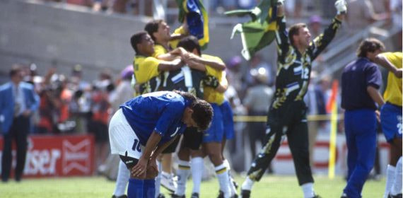 Baggio se lamenta del penalti fallado en la final del Mundial EEUU, el 17 de julio de 1994.