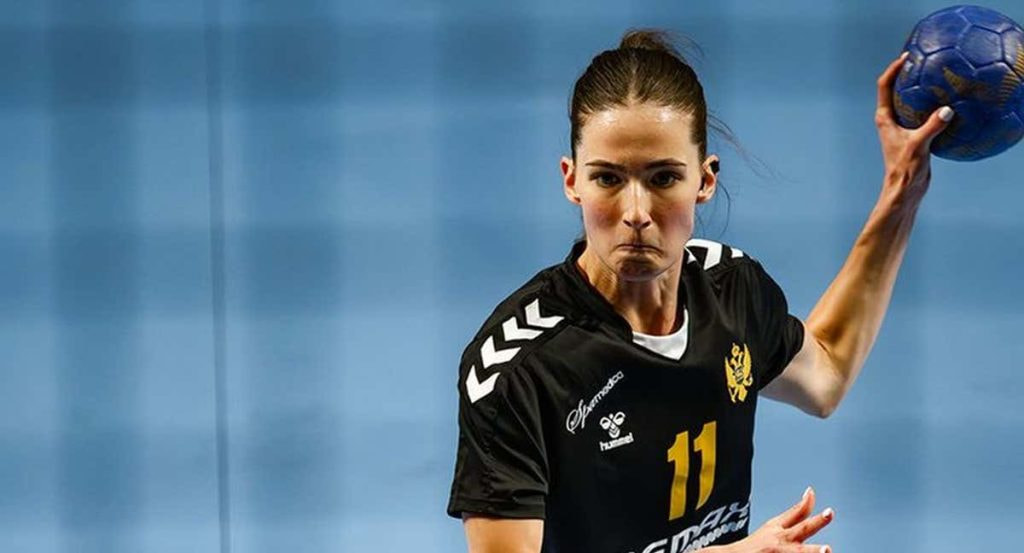 Hay una gran variedad de pases en el balonmano. Ejecutarlos con precisión es clave para una buena estrategia de juego.
