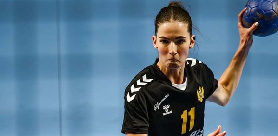 Hay una gran variedad de pases en el balonmano. Ejecutarlos con precisión es clave para una buena estrategia de juego.