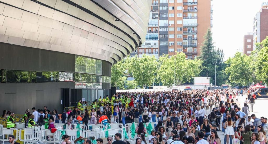 Colas previas al concierto de Taylor Swift en el Santiago Bernabéu.