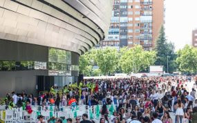Colas previas al concierto de Taylor Swift en el Santiago Bernabéu.