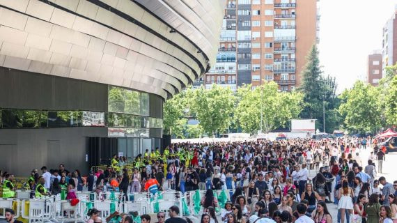 Colas previas al concierto de Taylor Swift en el Santiago Bernabéu.