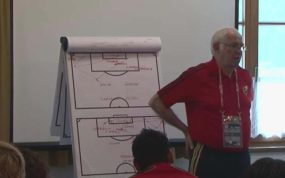 Luis Aragonés, durante una charla.