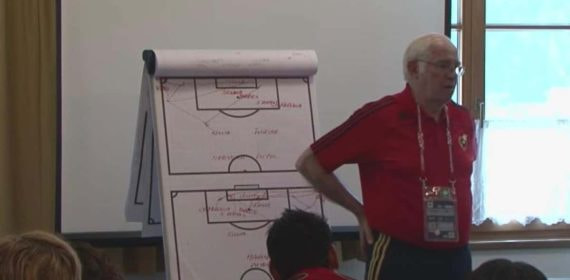 Luis Aragonés, durante una charla.
