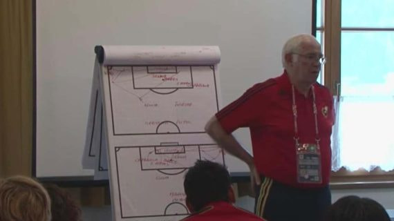 Luis Aragonés, durante una charla.