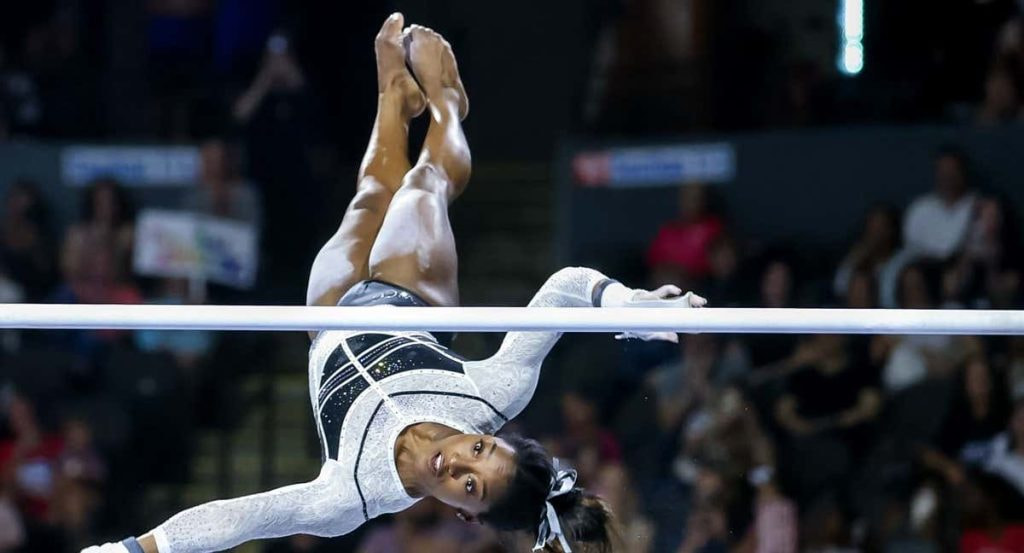 Simone Biles en una competición de gimnasia.