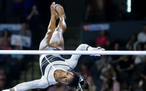 Simone Biles en una competición de gimnasia.
