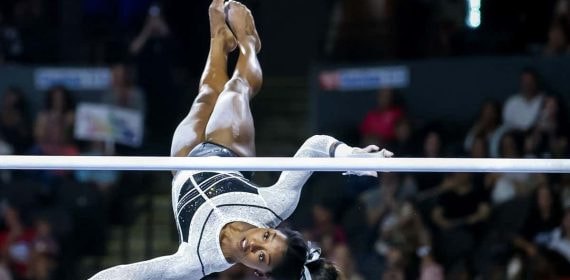 Simone Biles en una competición de gimnasia.