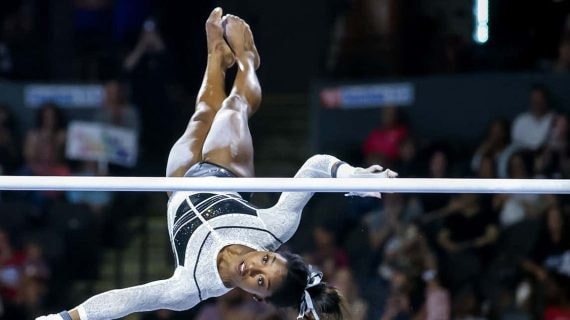 Simone Biles en una competición de gimnasia.