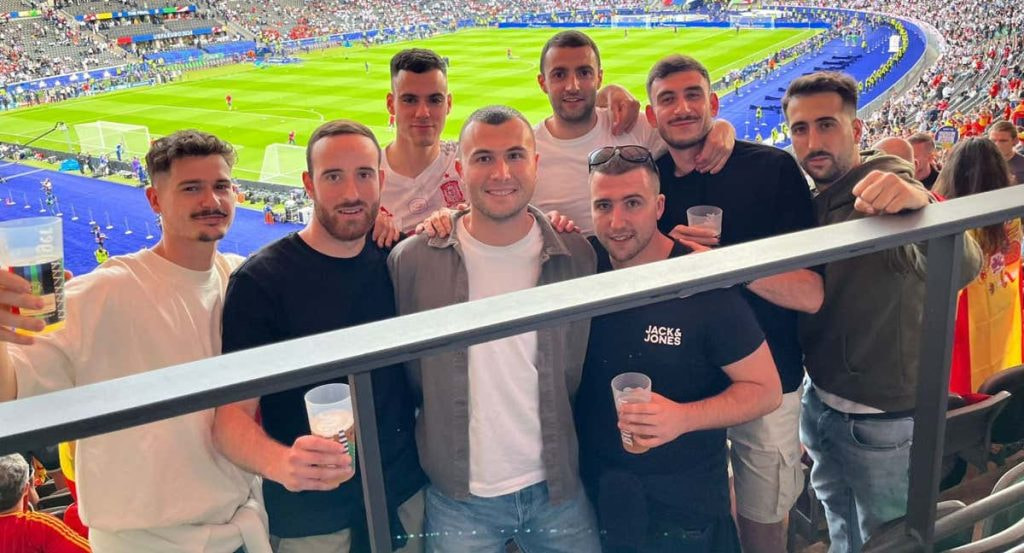 Ocho miembros de la cuadrilla de Mikel Oyarzabal estuvieron en el Olímpico de Berlín, disfrutando del gol de su amigo.