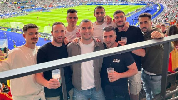Ocho miembros de la cuadrilla de Mikel Oyarzabal estuvieron en el Olímpico de Berlín, disfrutando del gol de su amigo.